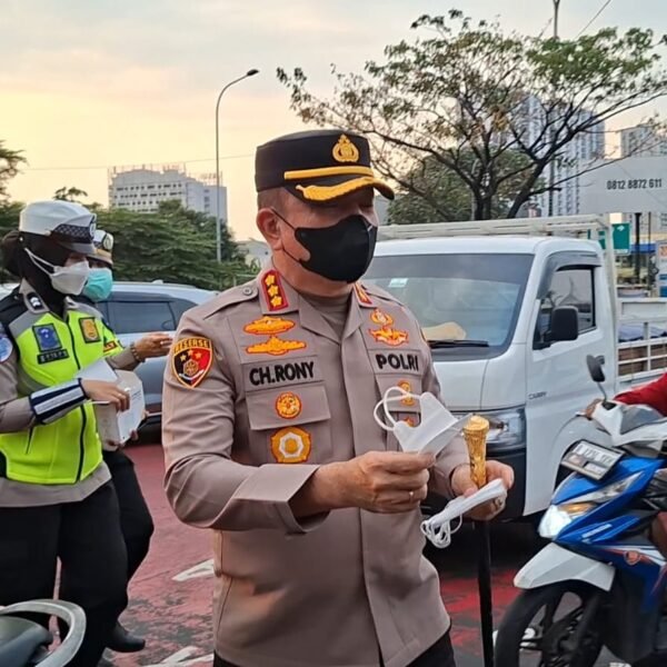 Polri Kerahkan Water Cannon dan Bagikan Masker, Layani Masyarakat Terdampak Material Erupsi Gunung Anak Krakatau
