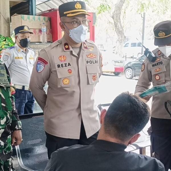 Polsek Grogol Petamburan Bagikan 400 Masker, Antisipasi Abu Vulkanik