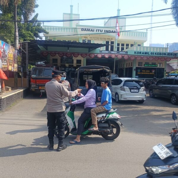 Peduli Kesehatan Warga, Polsek Kebon Jeruk Bagikan Masker Antisipasi Dampak Abu Vulkanik
