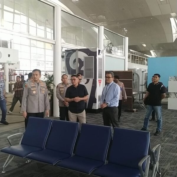 Kapolresta Deli Serdang Dampingi Wakapolda Sumut Tinjau Situasi Bandara Kualanamu Terkait Pembatalan Penerbangan