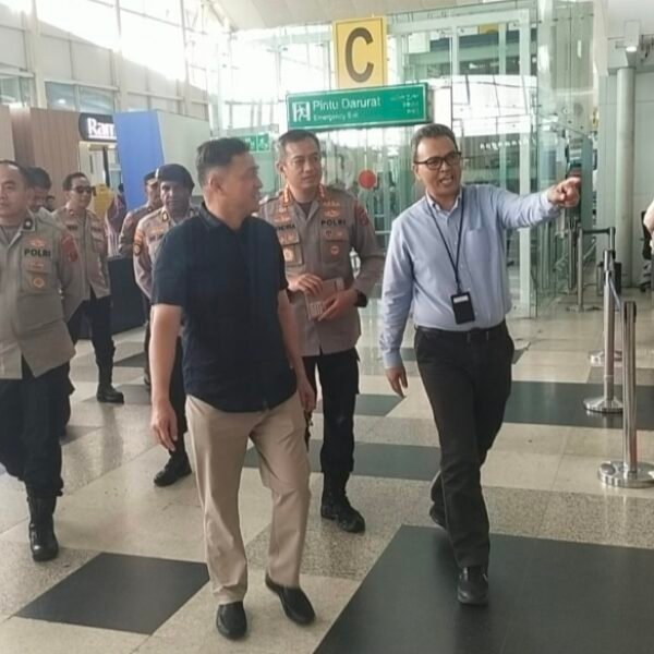 Polresta Deli Serdang Pantau Keamanan dan Berikan Pelayanan Kesehatan Kepada Penumpang Terdampak Pembatalan Penerbangan di Bandara Kualanamu