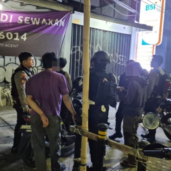 Brimob Polda Metro Jaya Bubarkan Tawuran di Cakung, Dua Bilah Sajam Diamankan