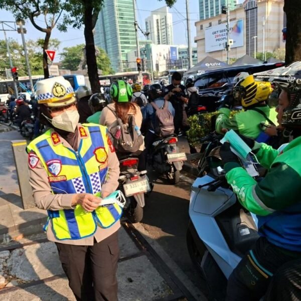 Ditlantas Polda Metro Jaya Bagikan 30.000 Masker untuk Pengemudi Ojol dan Wajib Pajak