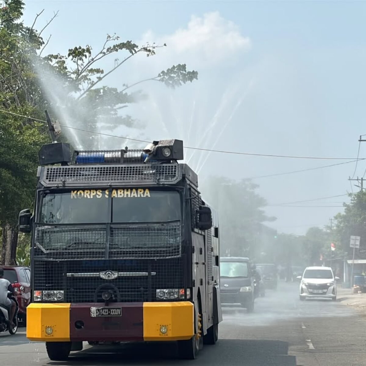 Kurangi Debu dan Dampak Karhutla, Samapta Polda Kaltara Lakukan Penyiraman Jalan