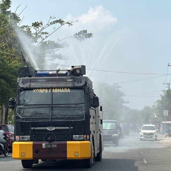 Kurangi Debu dan Dampak Karhutla, Samapta Polda Kaltara Lakukan Penyiraman Jalan