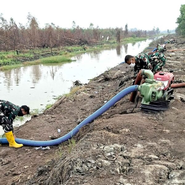 Pastikan Pasokan Air Tetap Siaga, Satgas Pam Irigasi Embung Jokowi Lanud Sjamsudin Noor Rawat Kesiapan Pompa Untuk Penanganan Karhutla