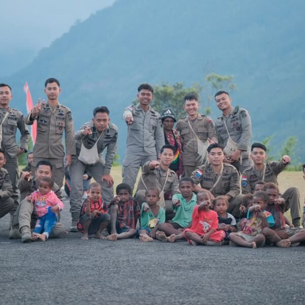 DELAPAN BULAN BERSAMA MASYARAKAT, SATGAS KEPOLISIAN OPERASI DAMAI CARTENZ-2026 TINGGALKAN KENANGAN KEKELUARGAAN DI KIWIROK