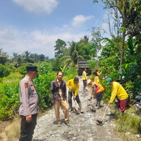 Tanggap Bencana, Polsek STM Hulu Bantu Aktifkan Jalur Alternatif Bersama Masyarakat