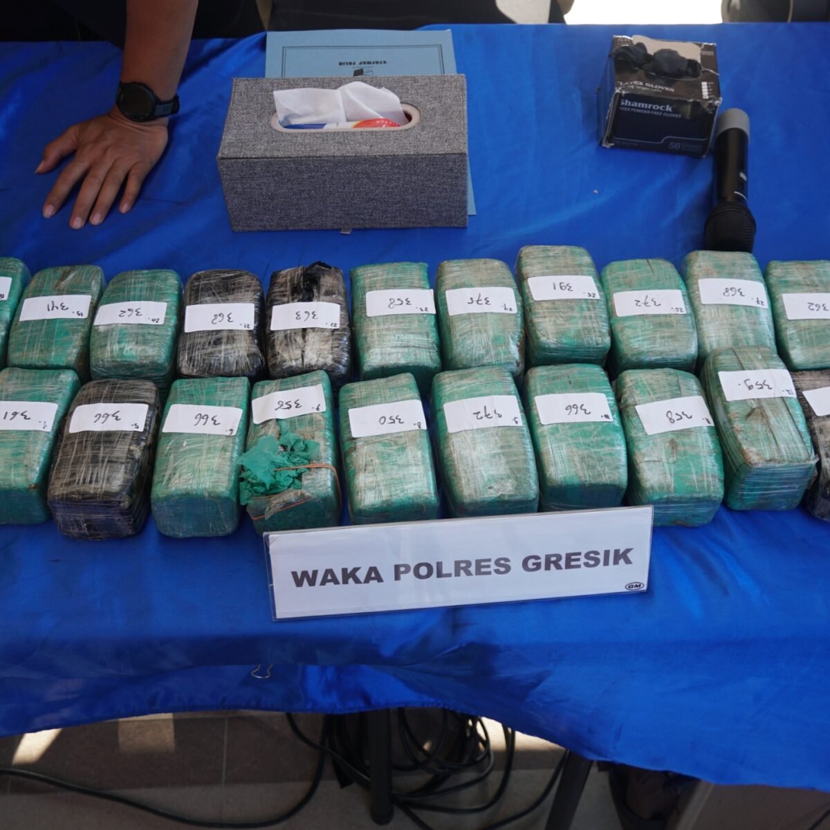 Warga Lapor Lewat 110, Satresnarkoba Polres Gresik Temukan 10,8 Kg Ganja dalam Vespa di Gudang Ekspedisi