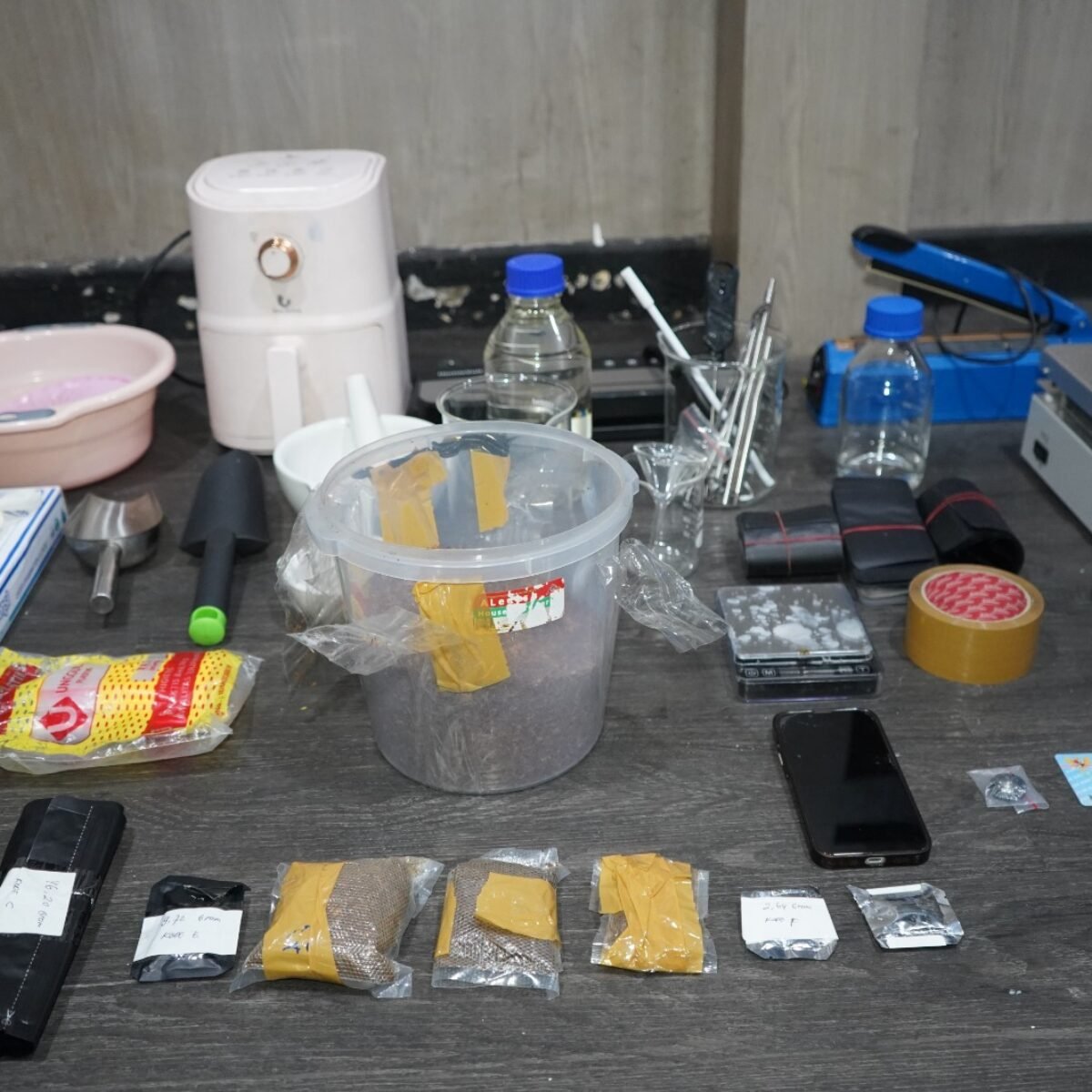 Polda Metro Jaya Ungkap Clandestine Lab Tembakau Sintetis di Gambir