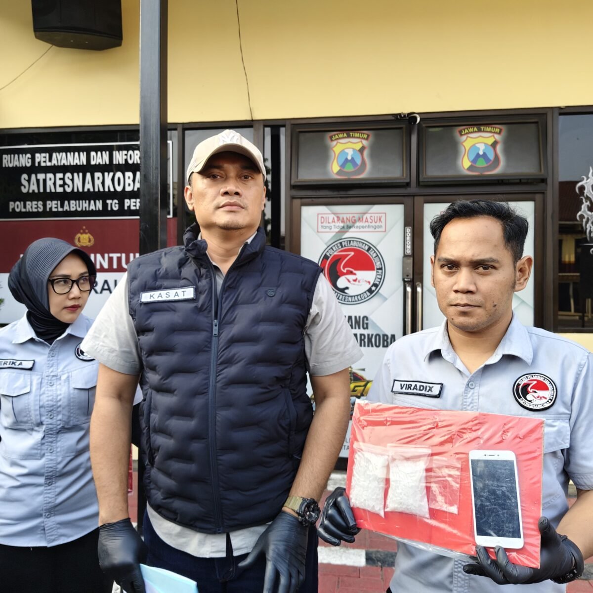 Satresnarkoba Polres Pelabuhan Tanjung Perak Amankan Kurir Bawa 100,72 Gram Sabu. 