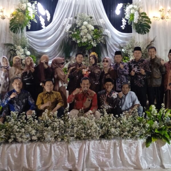 Selalu Kompak, Alumni SMANSA 88 Hadir di Resepsi Pernikahan Putri Dari H.Yazid Solihin di PKPN Sampang