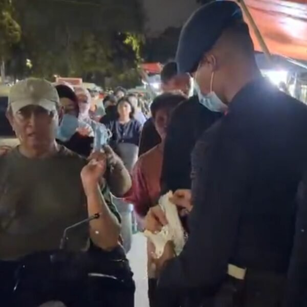 Satbrimob Polda Metro Jaya Bagikan Masker kepada Warga Terdampak Abu Vulkanik